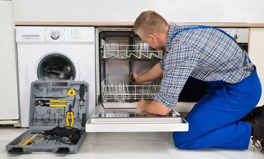 Selendi Smeg servisi teknisyen ekibi beyaz eşya tamiri yaparken